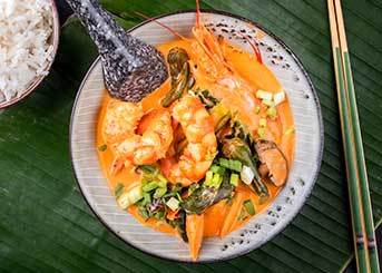 Camarones en salsa de coco y curry