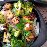 Tofu al Sésamo Negro en Cama de Tallarines de Arroz