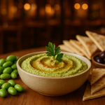 La Fusión Perfecta: Hummus de Edamame con Chips de Papel y Arroz Chaufa