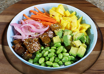 Poke Vegetariano con tofu marinado y cebolla encurtida