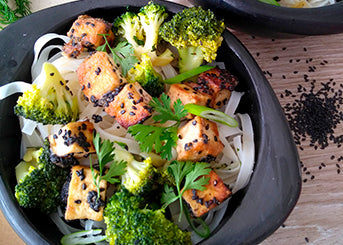 Tofu al Sésamo Negro en Cama de Tallarines de Arroz